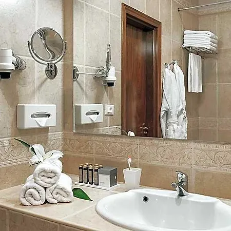 London Hotel 4*